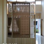 partisi ruang minimalis nuansa coklat muda