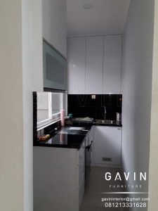 lemari dapur sempit minimalis putih glossy di Bintaro Q3064