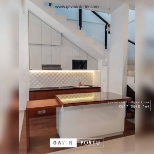 model kitchen set minimalis bawah tangga dengan meja makan dan island id3612