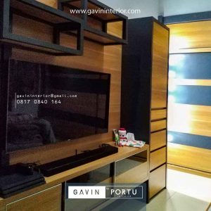 backdrop tv kamar tidur minimalis warna coklat dan hitam di Pamulang id3518